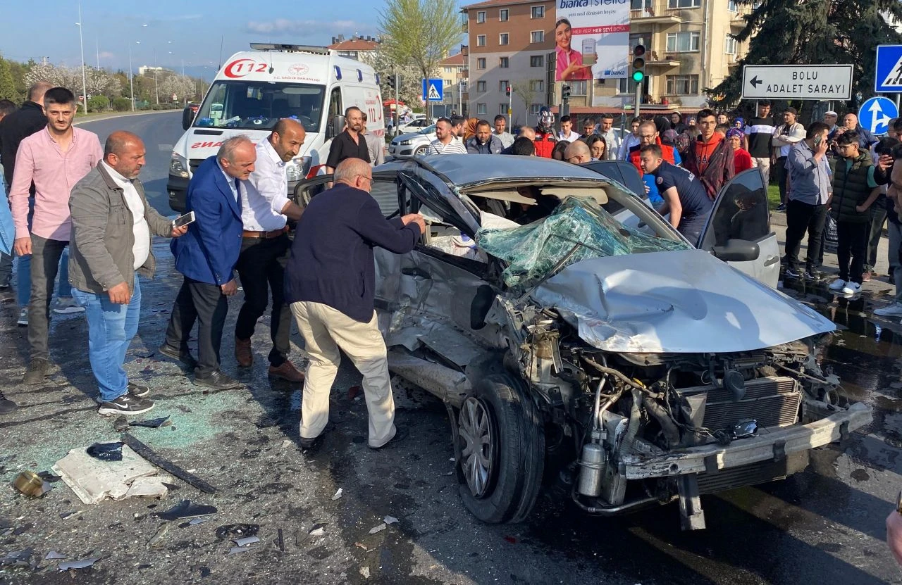 Bayramın acı kazası! Hız sınırını aştılar kağıt gibi ezildiler! - 1. Resim