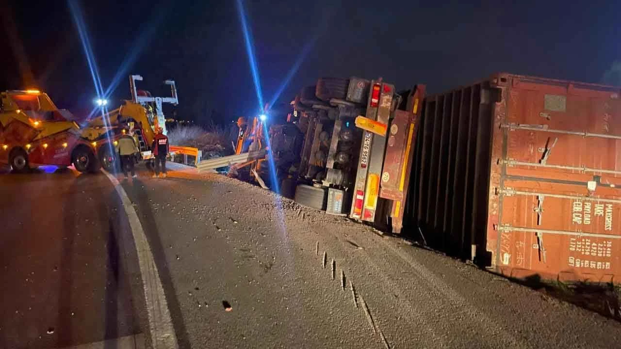 Bilecik'te feci kaza! Devrilen tırın sürücüsü öldü