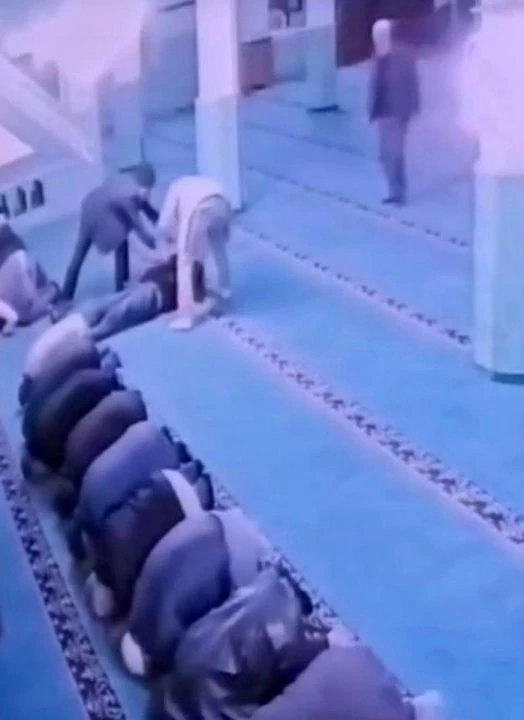 Cemaat neye uğradığını şaşırdı! Camide namaz kılarken yığıldı - 1. Resim
