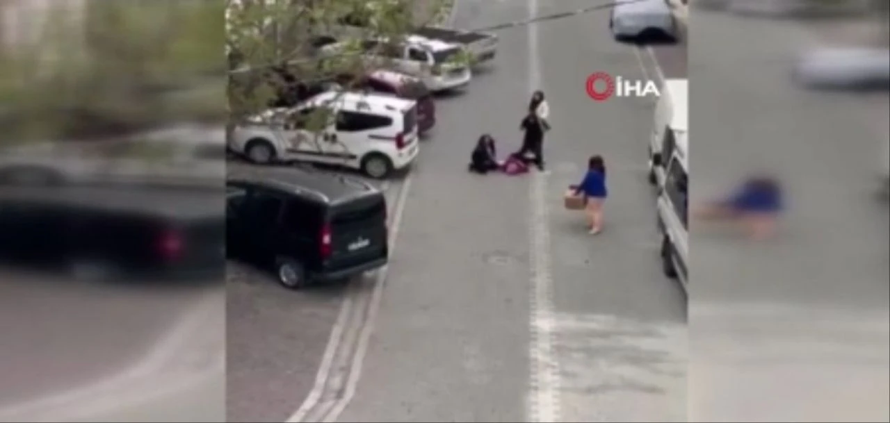 Çocuk kavgası büyüdü: Adamın biri anne kızı tekme tokat dövdü - 1. Resim