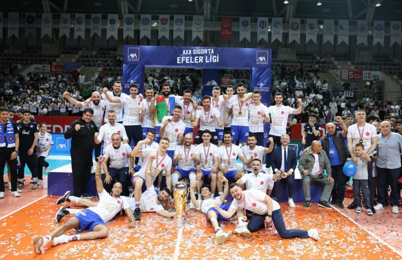 Finalde Fenerbahçe'yi deviren Halkbank Efeler Ligi'nde şampiyon oldu