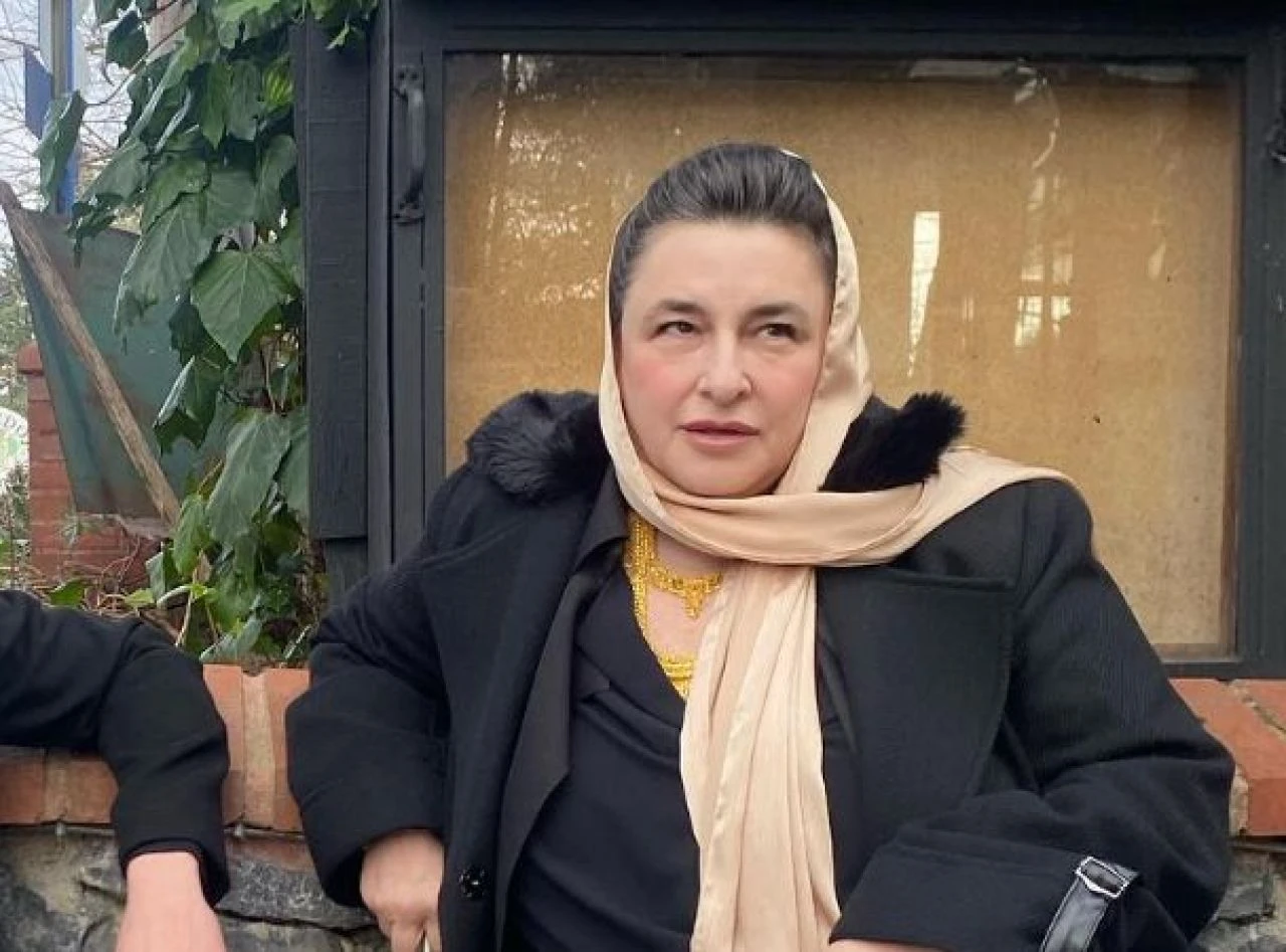 Hudutsuz Sevda dizisinde Asiye karakterini Esra Dermancıoğlu oynuyor - 1. Resim