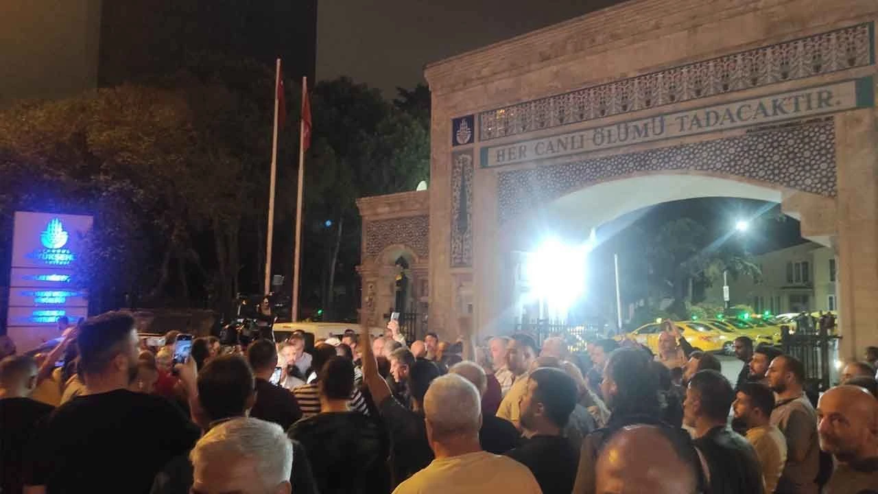 İstanbul'da yüzlerce taksici öldürülen meslektaşları için toplandı - 1. Resim