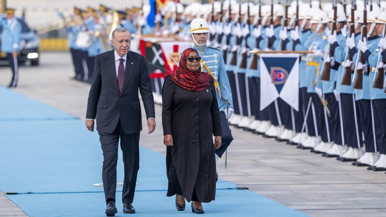 Tanzanya Cumhurbaşkanı Ankara&#039;da: Erdoğan resmi törenle karşıladı