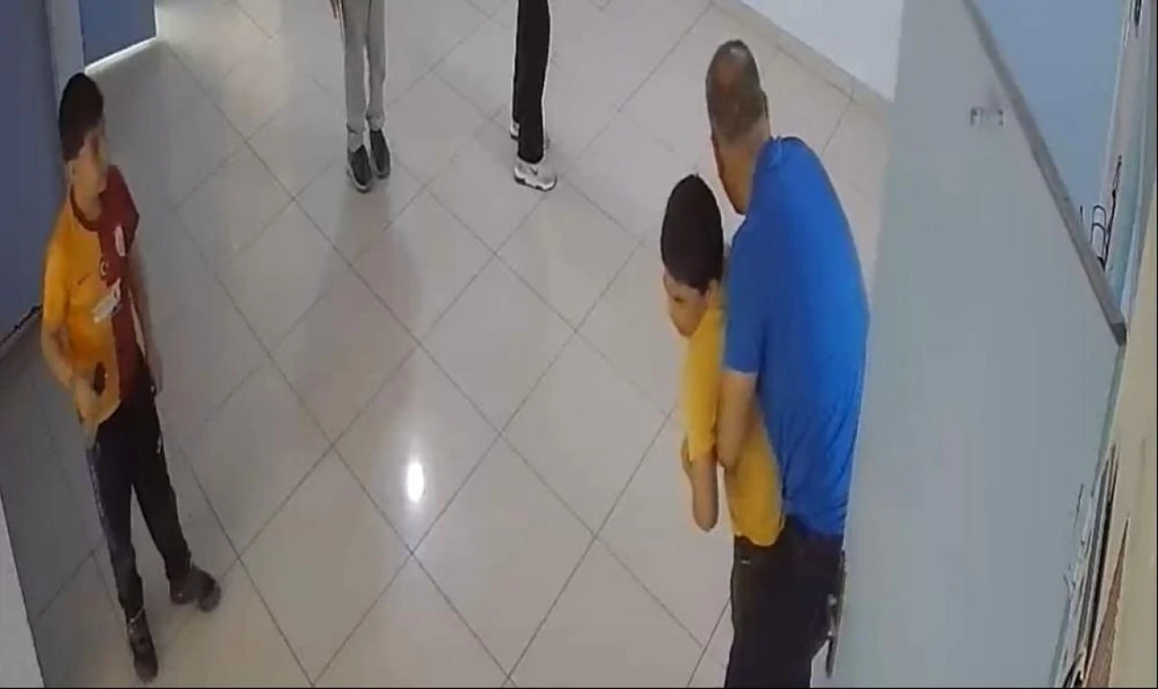 Yürekler ağızlara geldi! Boğazına cisim kaçan öğrenci Heimlich manevrası ile kurtarıldı - 1. Resim