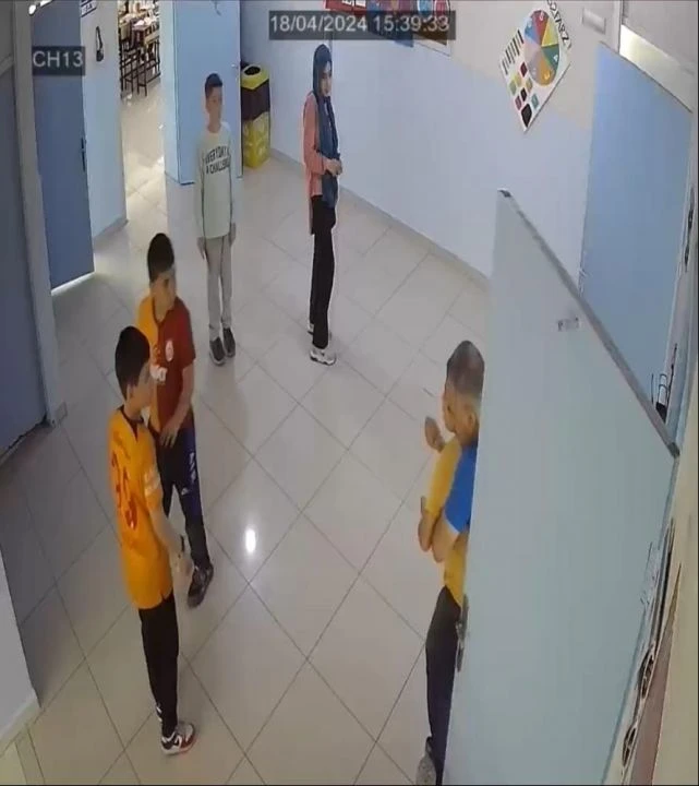 Yürekler ağızlara geldi! Boğazına cisim kaçan öğrenci Heimlich manevrası ile kurtarıldı - 3. Resim