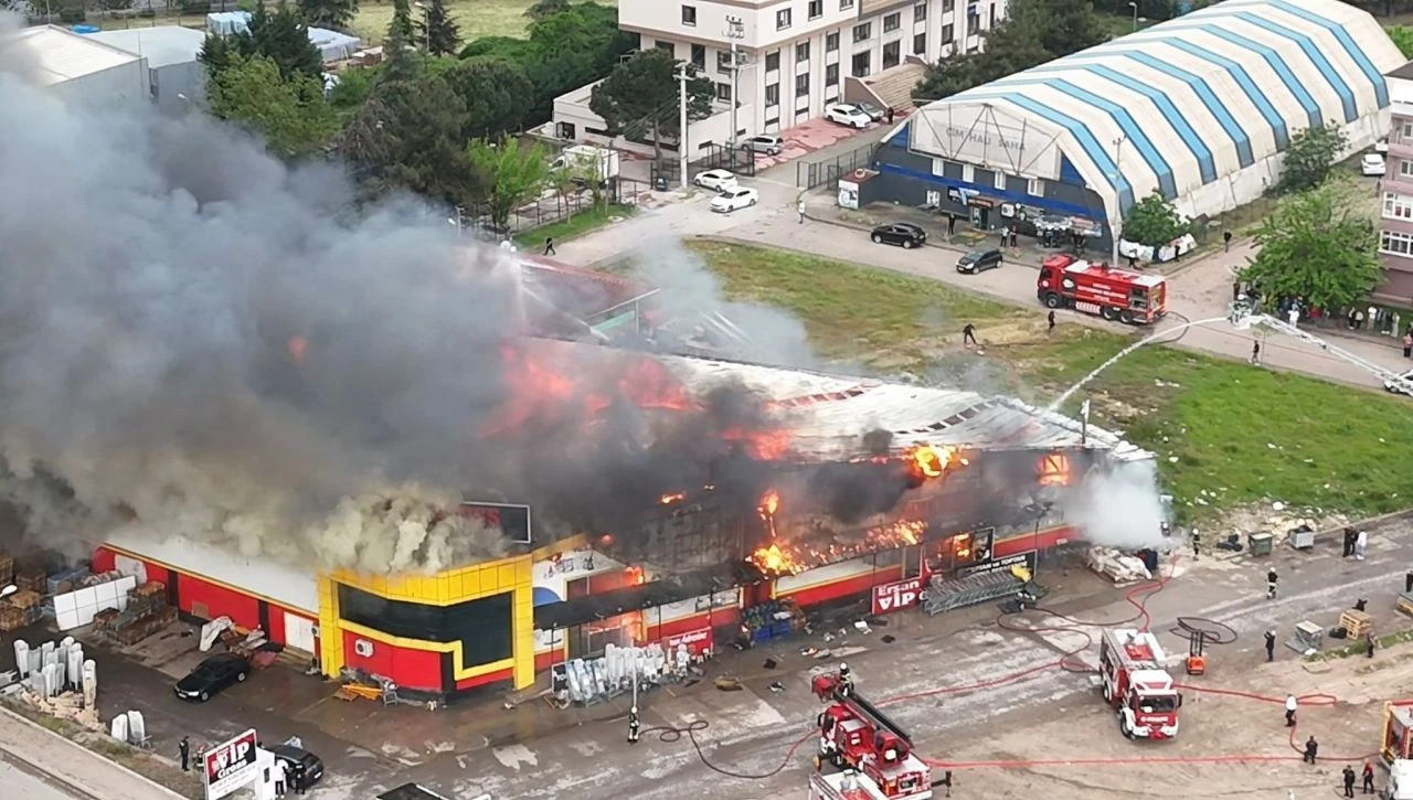 Zincir market alev alev yanıyor! Dumanlar gökyüzünü kapladı - 2. Resim