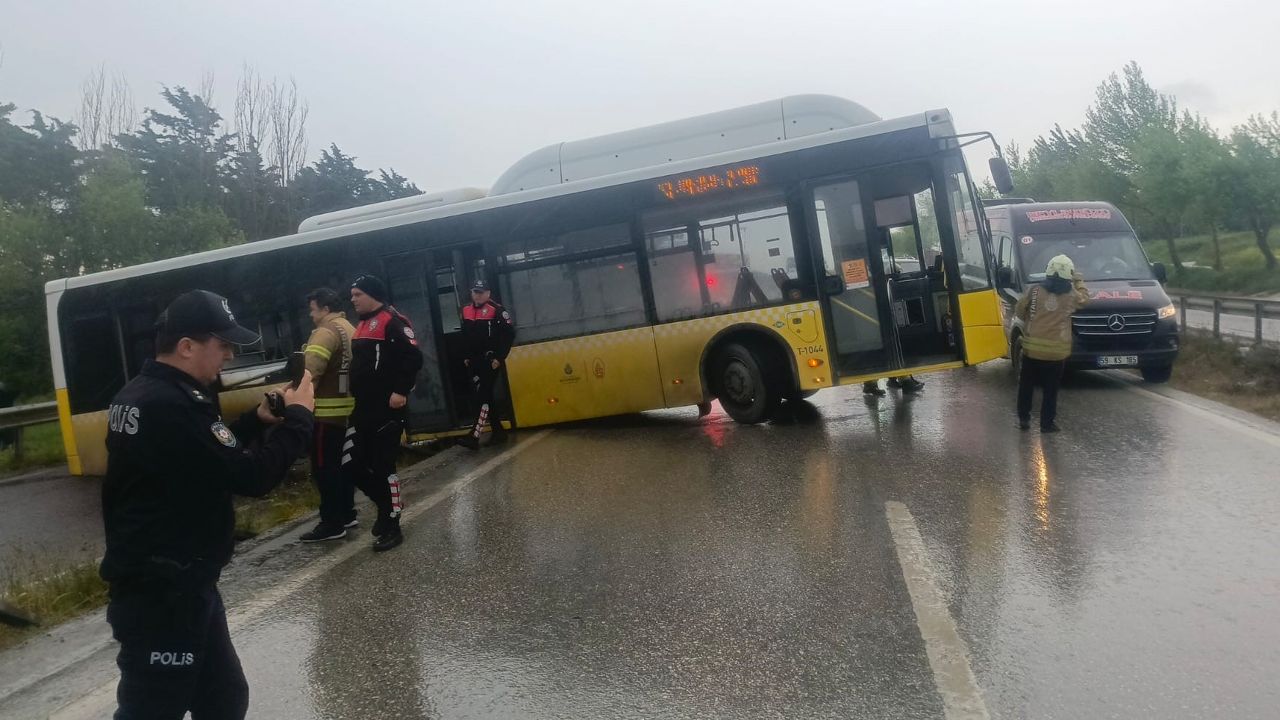 Büyükçekmece&#039;de yoğun yağışta İETT otobüsü kontrolden çıktı