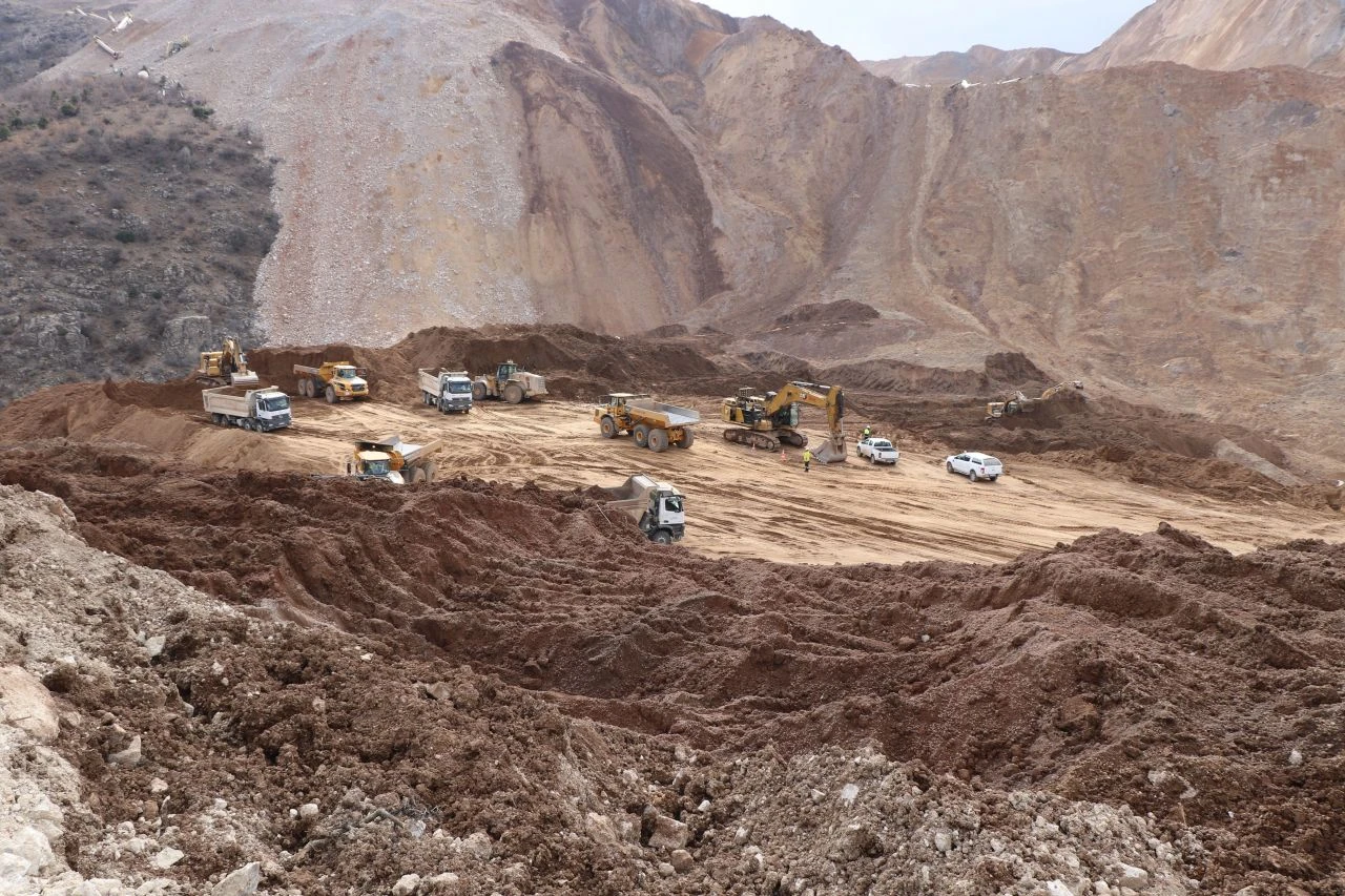 Erzincan İliç'te bir işçinin daha naaşına ulaşıldı! Aracın içinde kalmış - 1. Resim