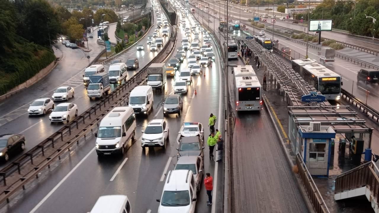 İstanbul&#039;da yağışlı hava! Trafik yoğunluğu sürüyor