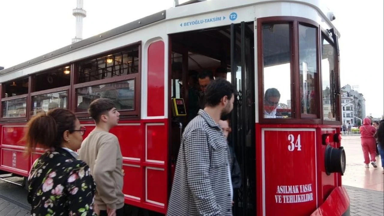 İstiklal Caddesi'nin nostaljik tramvayı değişti