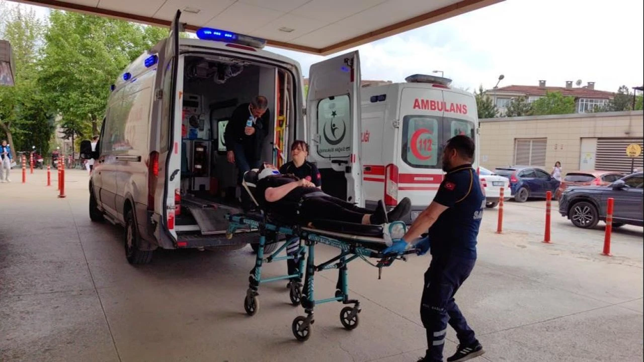 Otomobil ile hafif ticari araç birbirine girdi! Çok sayıda yaralı var