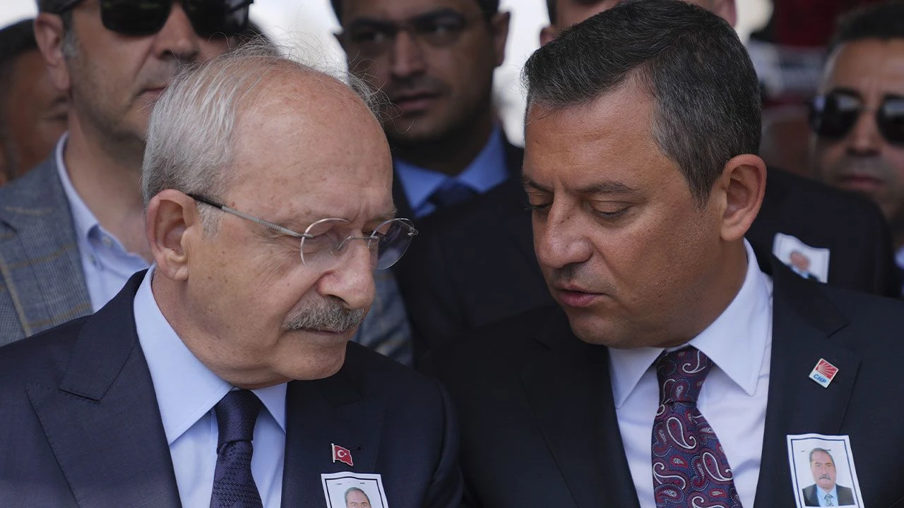 Özgür Özel ile Kemal Kılıçdaroğlu aylar sonra yan yana! Tabutu birlikte omuzladılar - 1. Resim