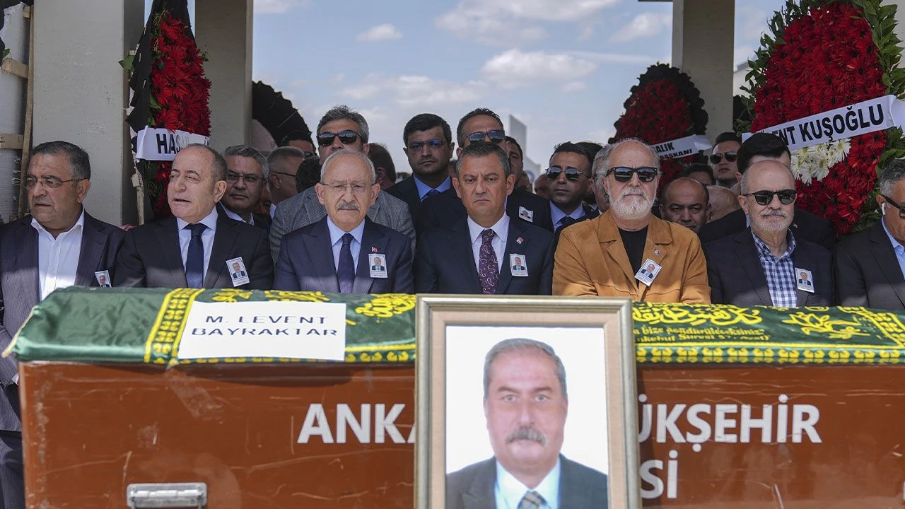 Özgür Özel ile Kemal Kılıçdaroğlu aylar sonra yan yana! Tabutu birlikte omuzladılar - 2. Resim