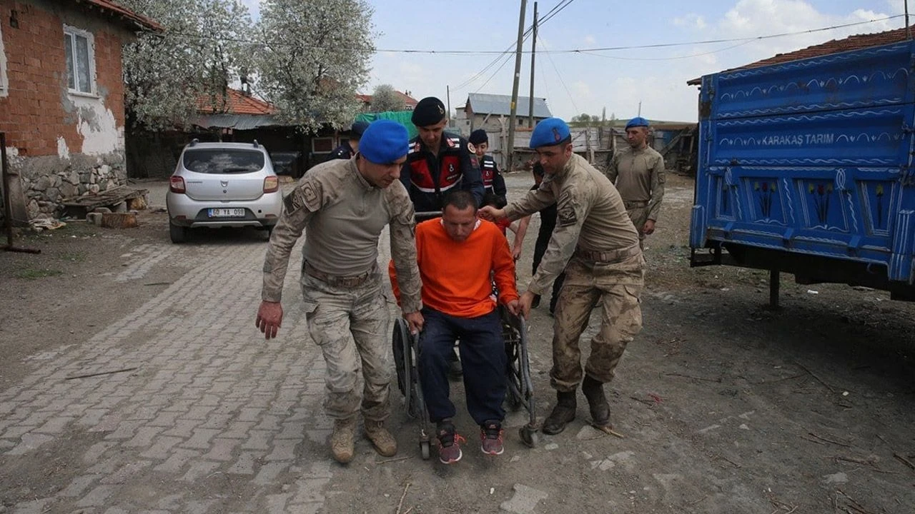 Tokatlı aile depremden korkunca Mehmetçik çadır kurup yerleştirdi