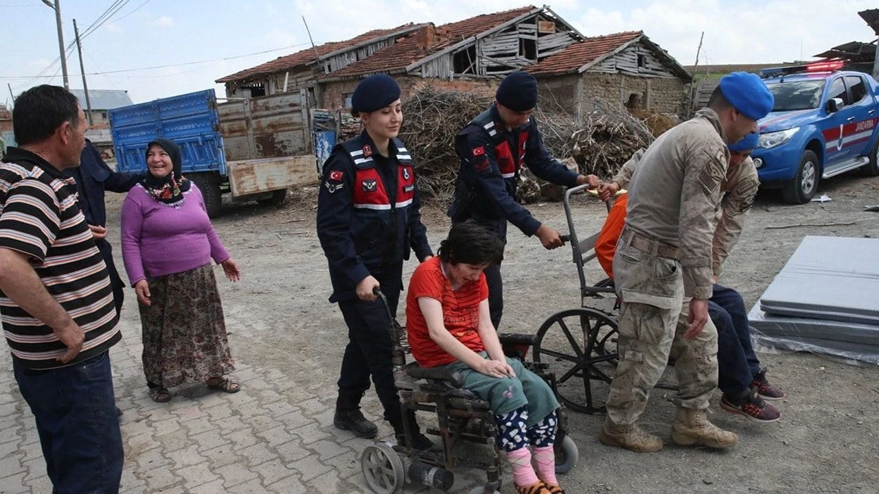 Tokatlı aile depremden korkunca Mehmetçik çadır kurup yerleştirdi