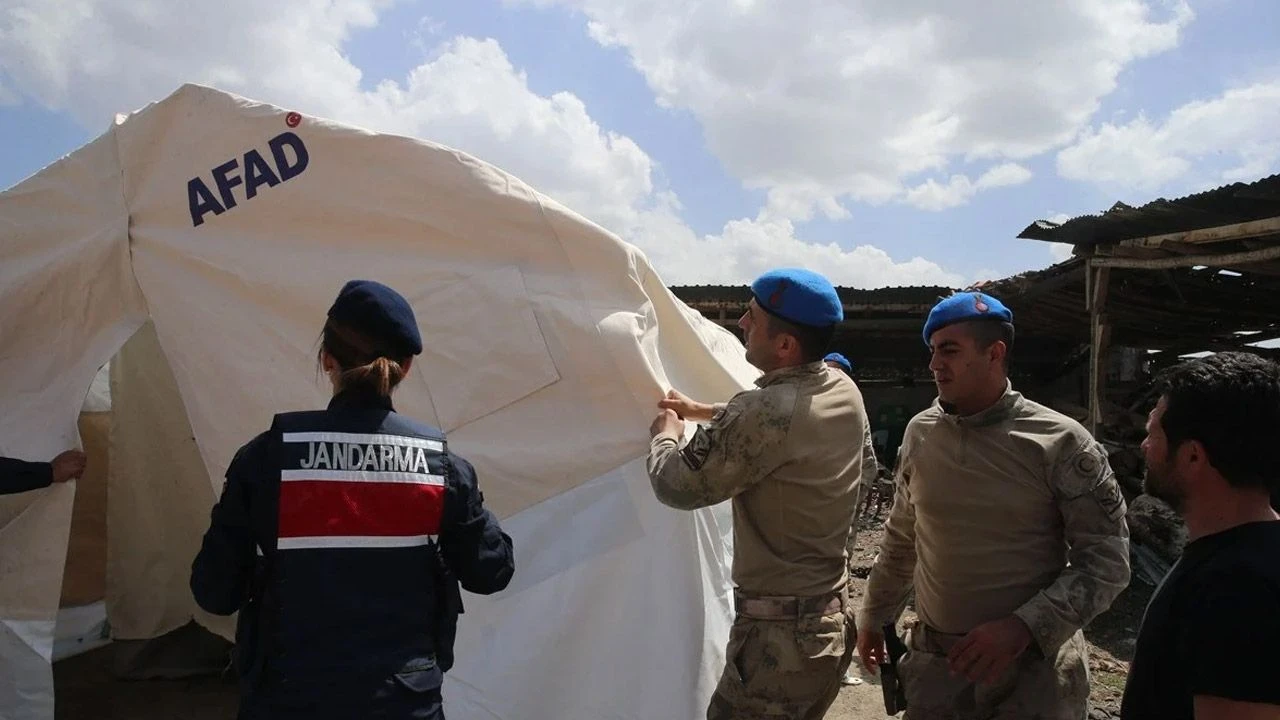 Tokatlı aile depremden korkunca Mehmetçik çadır kurup yerleştirdi