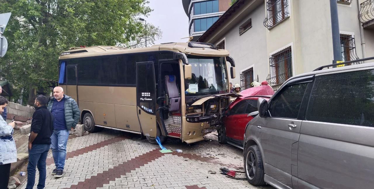 Üsküdar'da öğrenci taşıyan servis kontrolden çıktı - 1. Resim