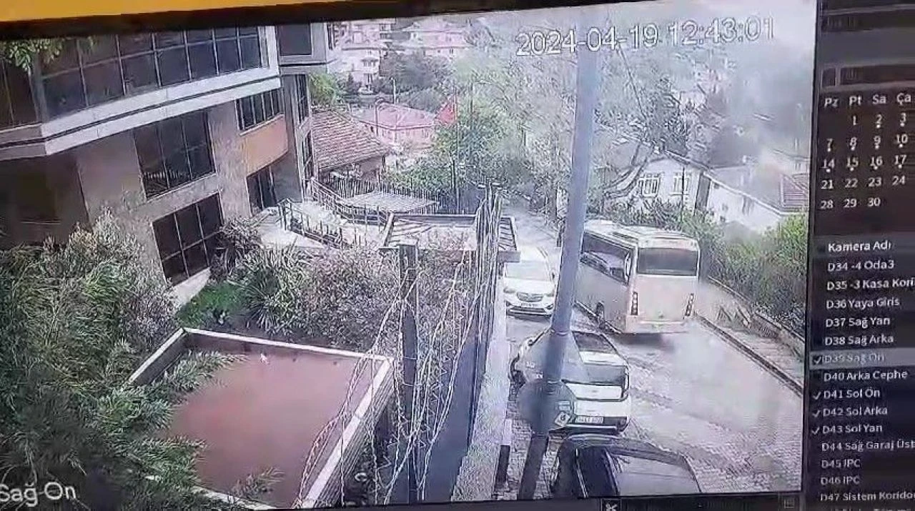 Üsküdar'da öğrenci taşıyan servis kontrolden çıktı! Kaza anı kamerada - 1. Resim