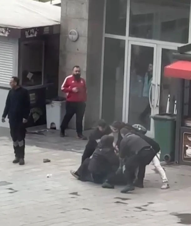 Adliye önünde meydan savaşı! - 1. Resim