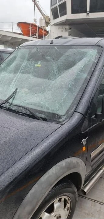 Arabalı vapurda korku dolu anlar: Dalgalar araç camlarını kırdı göçükler oluşturdu