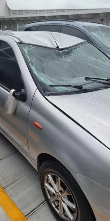 Arabalı vapurda korku dolu anlar: Dalgalar araç camlarını kırdı göçükler oluşturdu