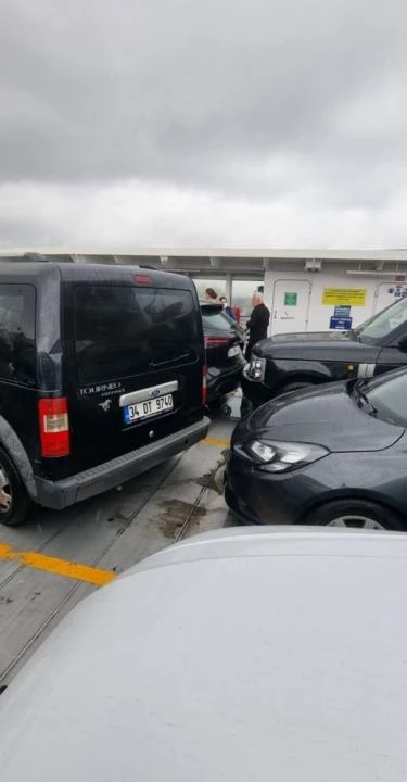 Arabalı vapurda korku dolu anlar: Dalgalar araç camlarını kırdı göçükler oluşturdu