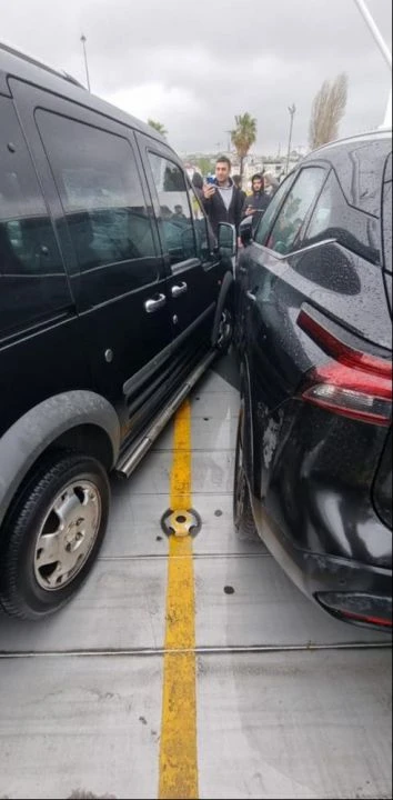 Arabalı vapurda korku dolu anlar: Dalgalar araç camlarını kırdı göçükler oluşturdu