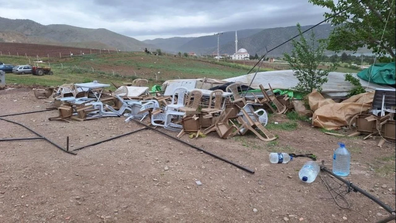 Çorum'da fırtına köy düğününü savaş alanına çevirdi