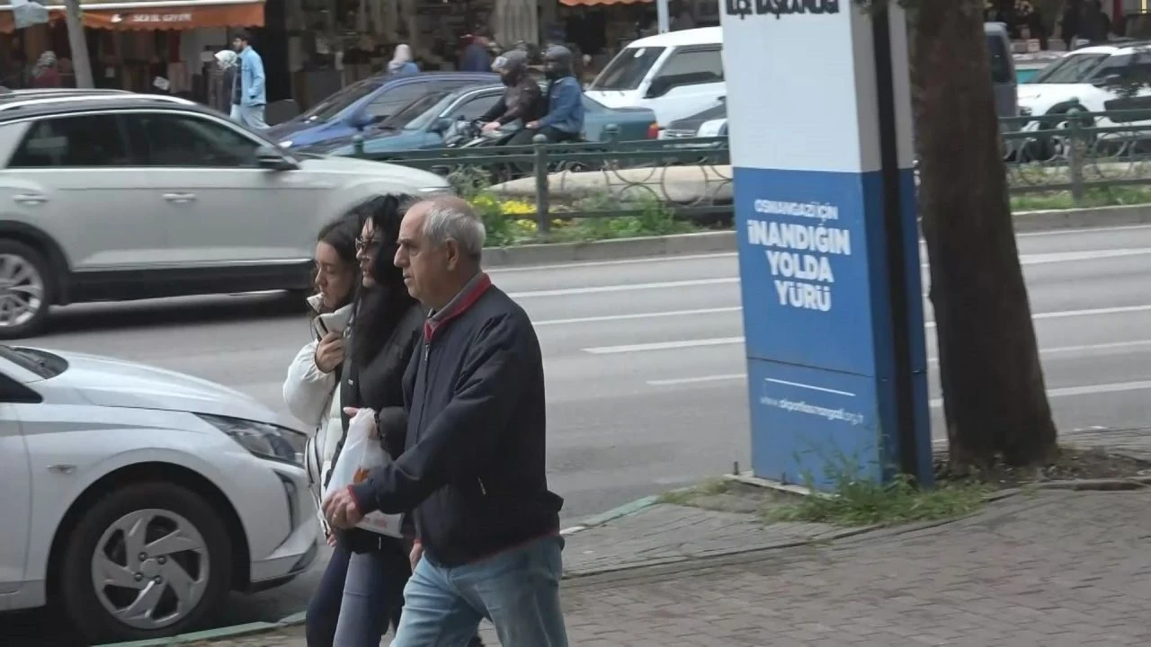 Fırtına hayatı felç etti! Çatılar uçtu, dev dalgalar sahilleri dövdü