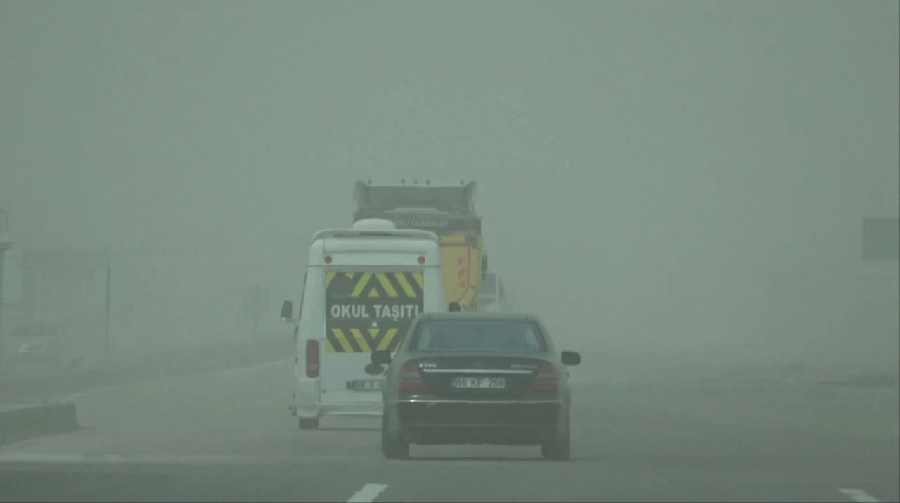 Fırtına hayatı felç etti! Çatılar uçtu, dev dalgalar sahilleri dövdü