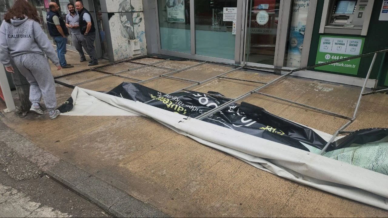 Fırtına hayatı felç etti! Çatılar uçtu, dev dalgalar sahilleri dövdü