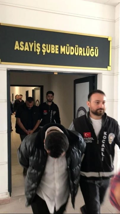 Kendilerini polis ve savcı olarak tanıtıp 1 milyon 260 bin TL dolandırdılar