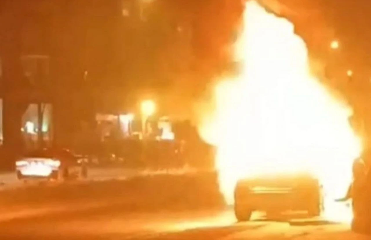 Mardin'de otomobil alevlere teslim oldu! - 1. Resim