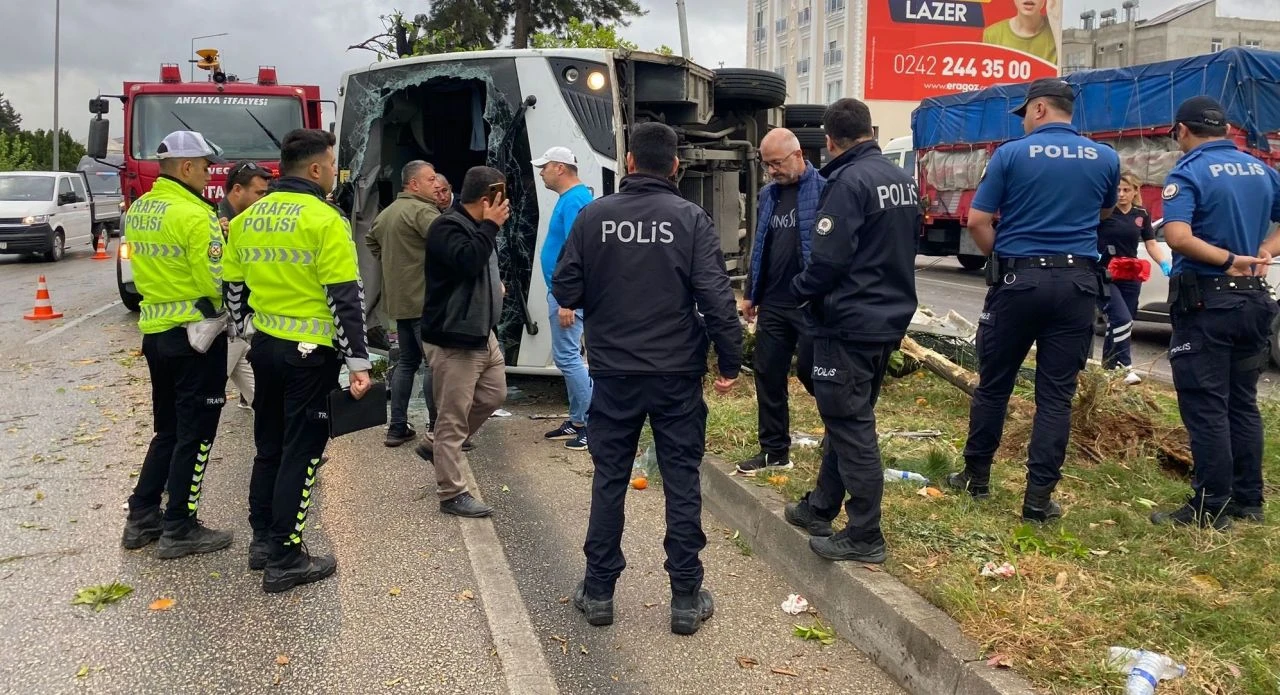 Otel personelini taşıyan servis devrildi: Çok sayıda yaralı var