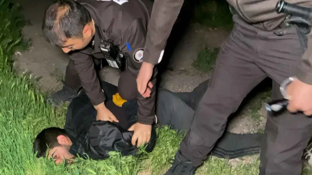 Polis-hırsız kovalamacası film sahnelerini aratmadı! Saniye saniye kaydedildi...