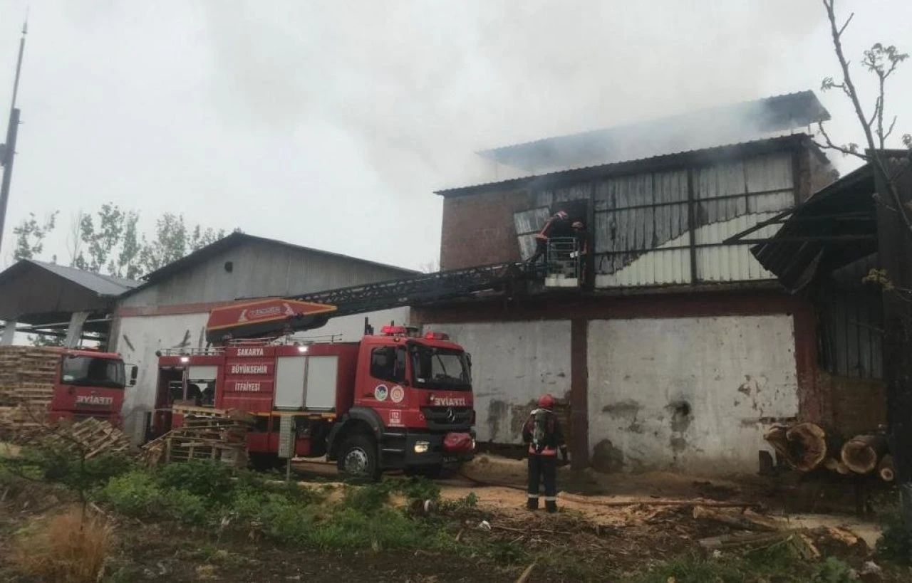 Sakarya'da fabrikada yangın paniği! Ekipler seferber oldu