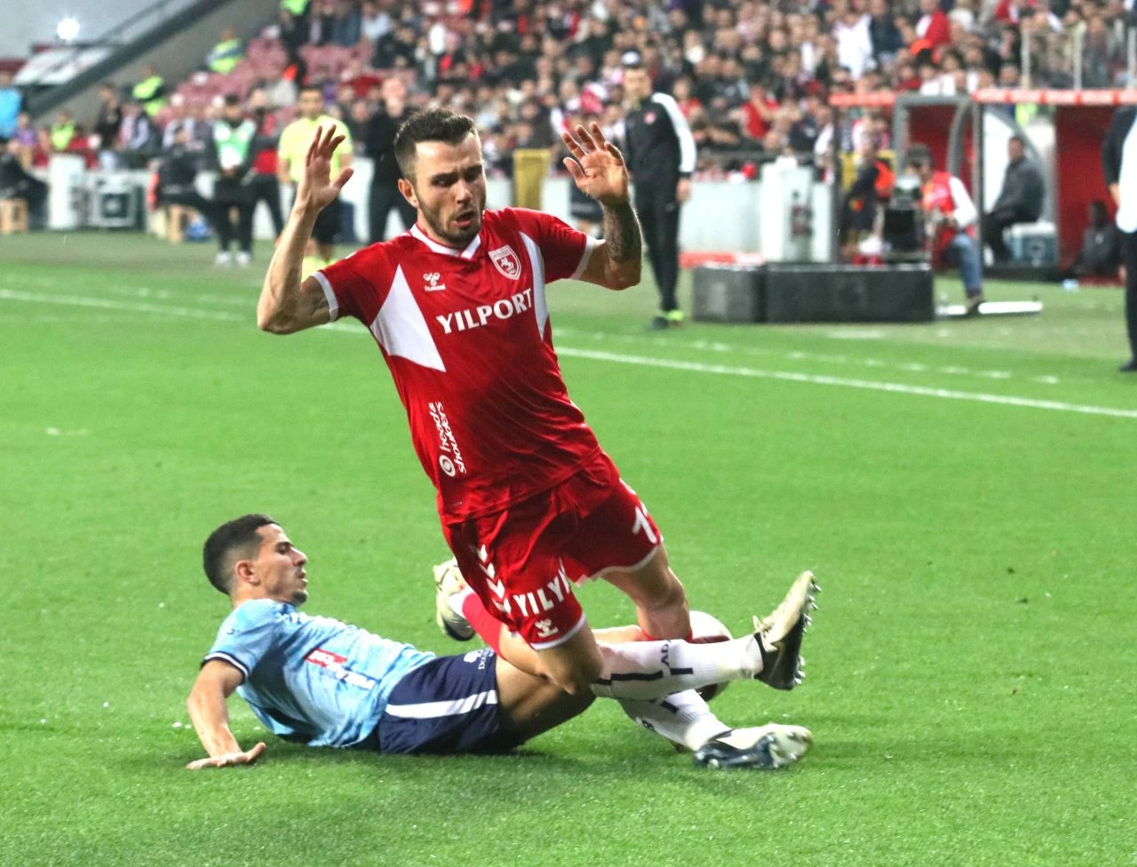 Samsunspor 1 puanı son dakikada kurtardı