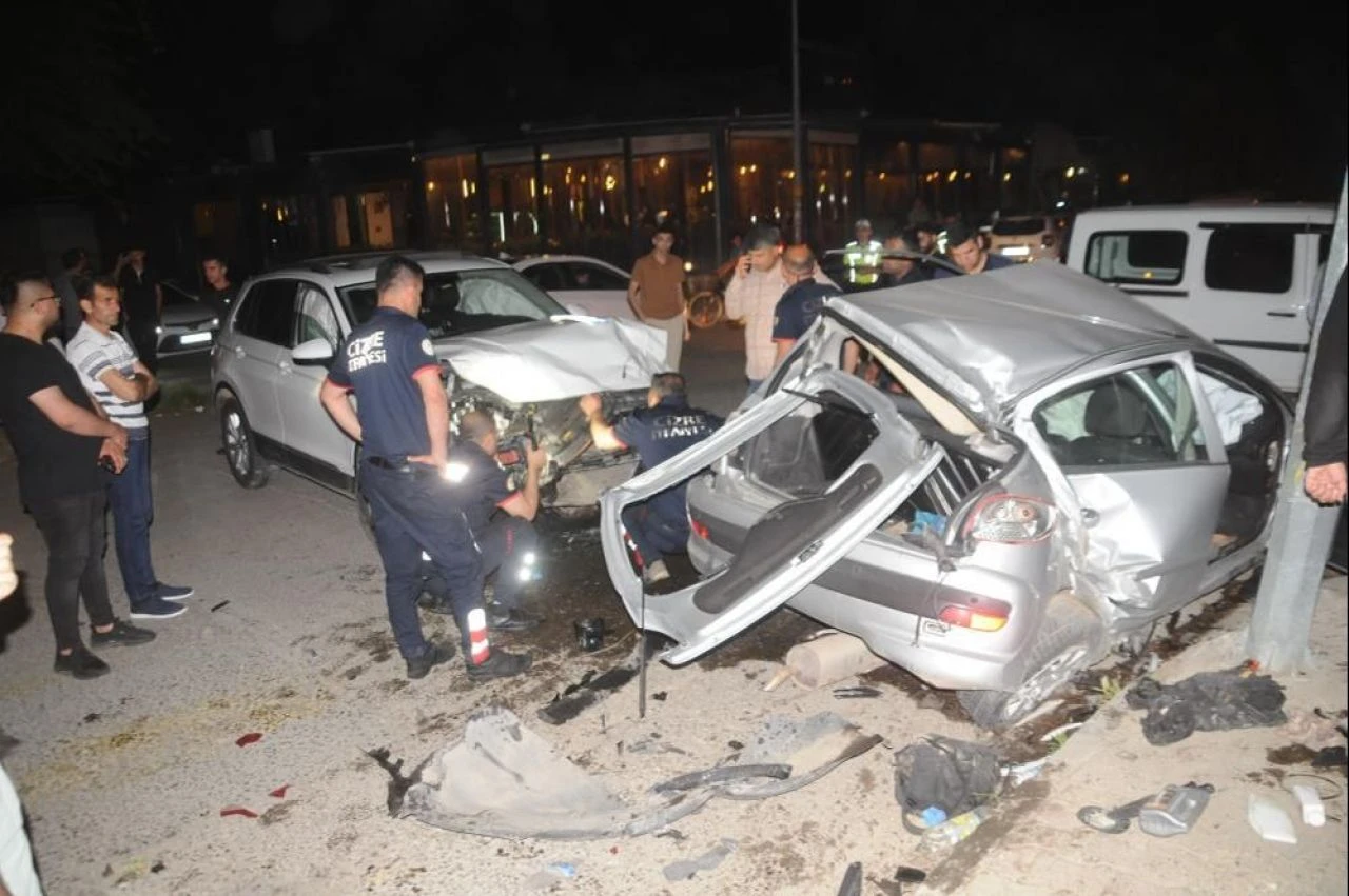 Şırnak Cizre’de 2 otomobil kafa kafaya çarpıştı: 3 yaralı