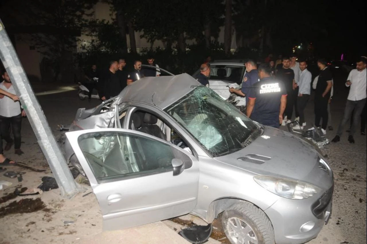Şırnak Cizre’de 2 otomobil kafa kafaya çarpıştı: 3 yaralı