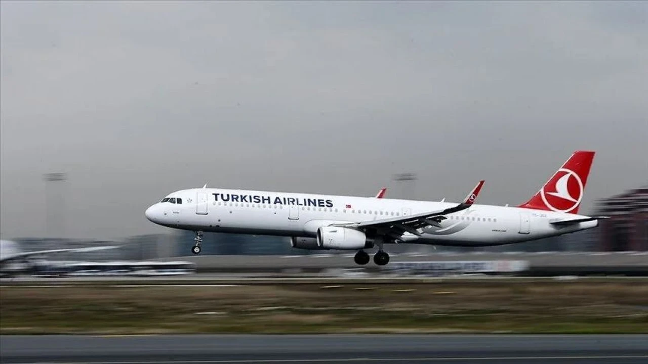 THY İstanbul-Sivas uçağı kokpit camı çatlaması nedeniyle acil iniş yaptı - 1. Resim