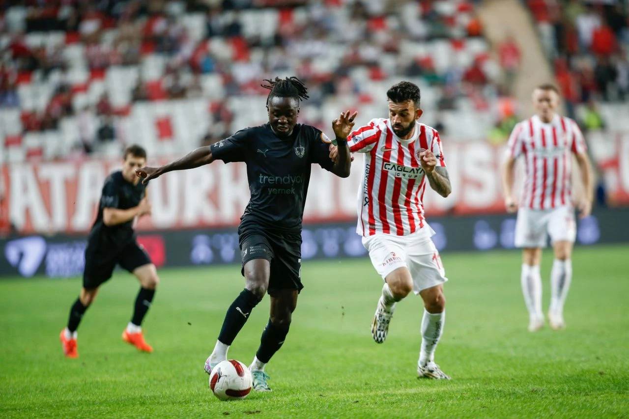 Antalyaspor, Hatayspor karşısında 90'da döndü