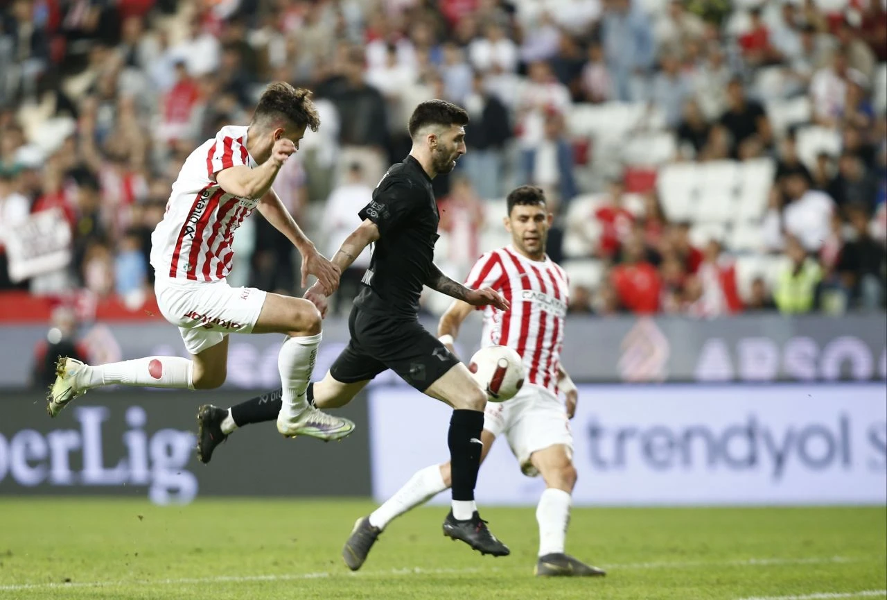 Antalyaspor, Hatayspor karşısında 90'da döndü