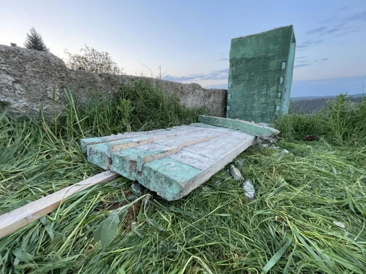 Başakşehir’de piknik yapan 2 gencin üzerine beton blok düştü - 2. Resim