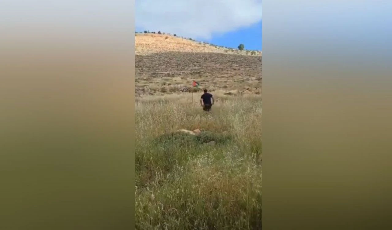 Filistin bayrağını ayağıyla yıkmak istedi tuzağa düştü! İsrailli yerleşimci havaya uçtu - 1. Resim