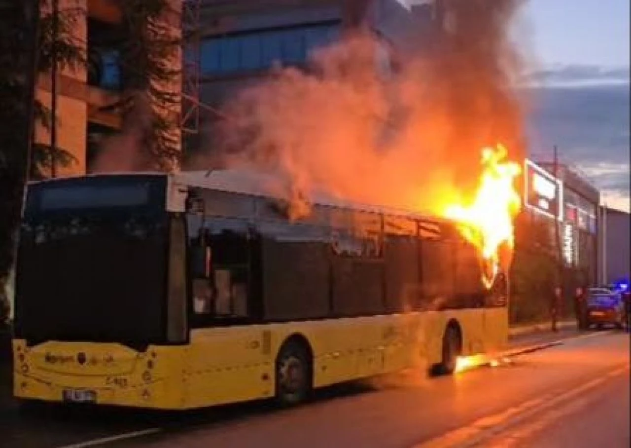 İETT otobüsü cayır cayır yandı... İstanbul'da panikleten görüntü