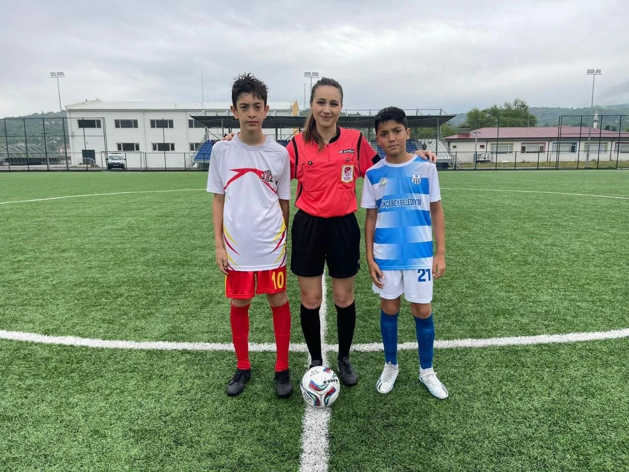 Kadın hakemden sahada sürpriz: Futbolcunun bağcığını bağladı - 1. Resim