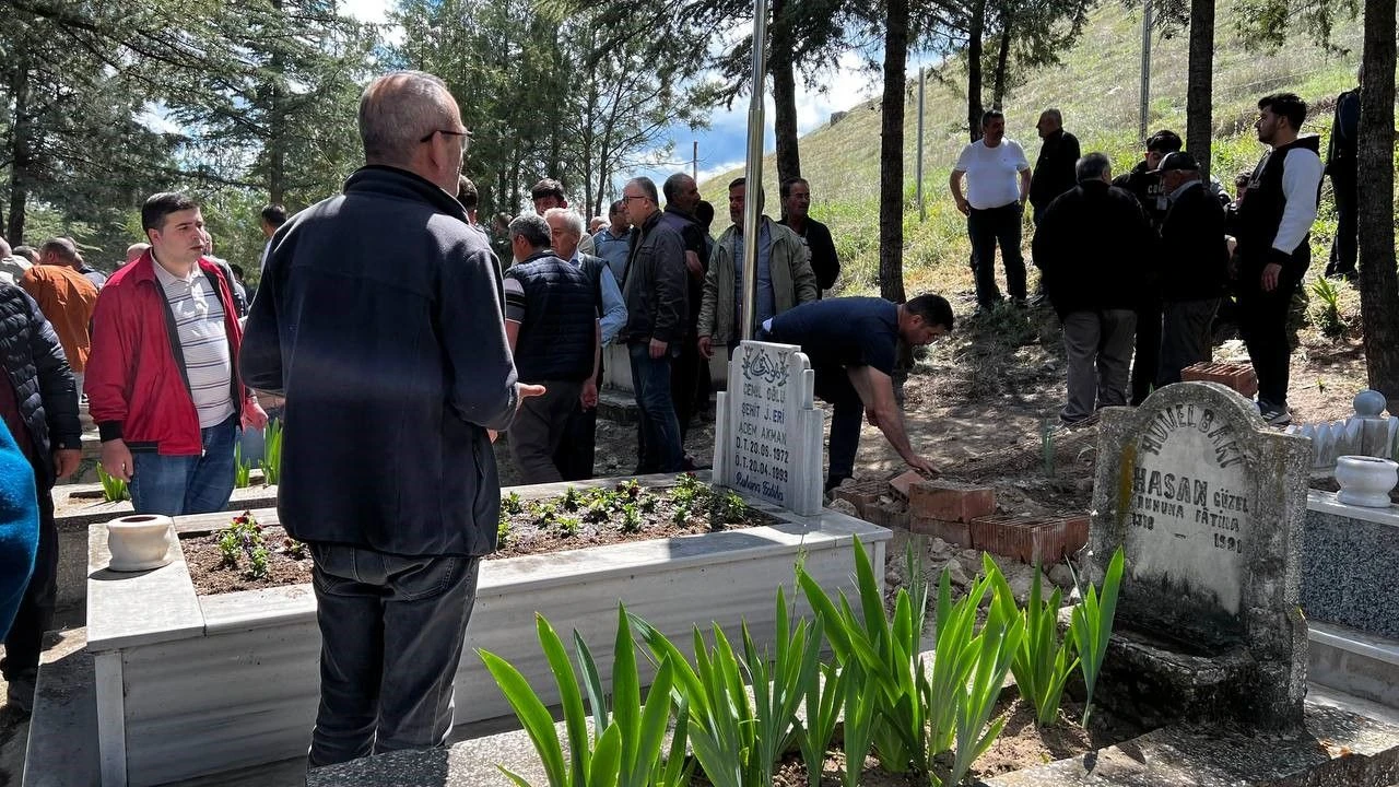 Şehadetinin yıl dönümünde oğluna kavuştu