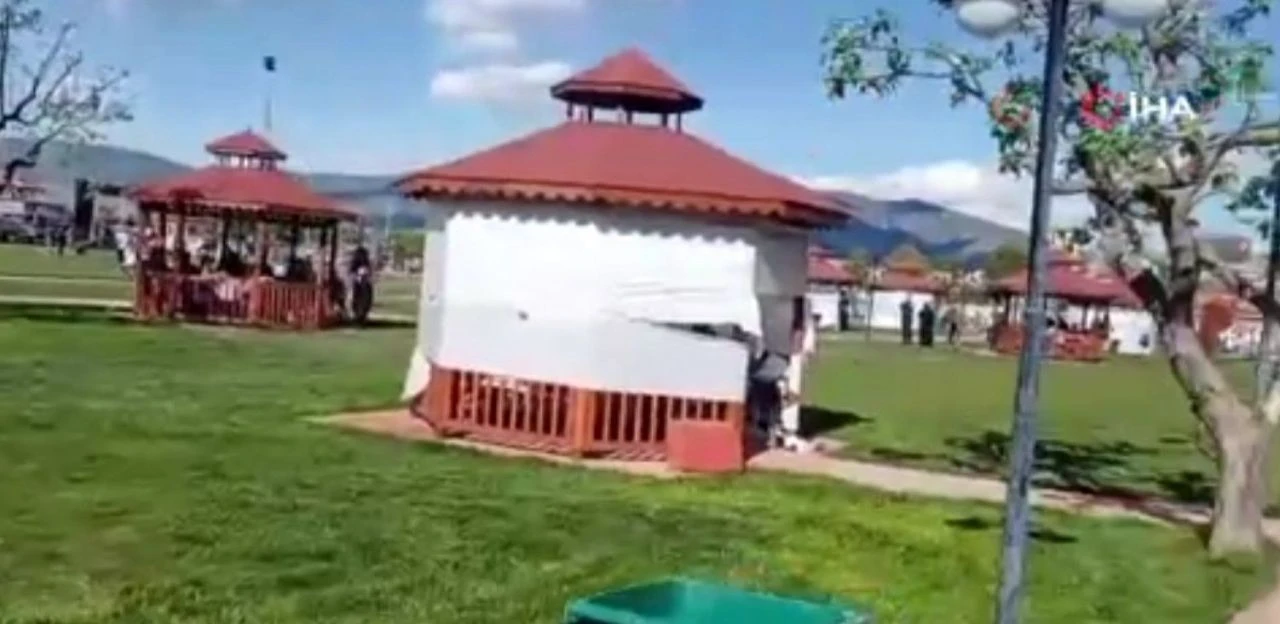 Tokat'ta deprem sonrası panik: Vatandaşlar sokağa döküldü, binalarda çatlak var - 1. Resim