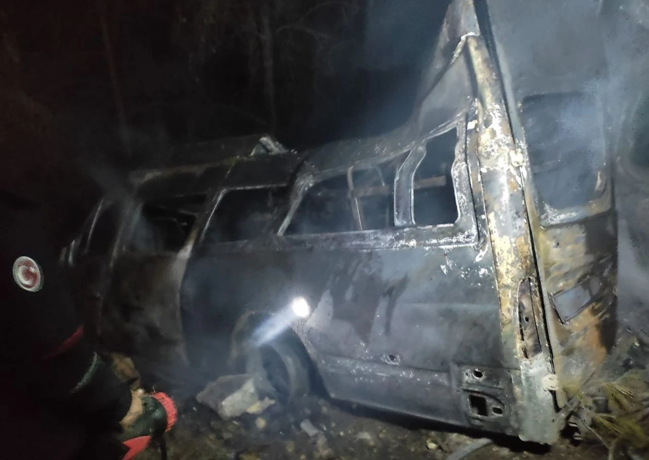 Adana'da feci olay! Minibüs uçuruma devrilip yandı: 3 kişi öldü, çok sayıda yaralı var